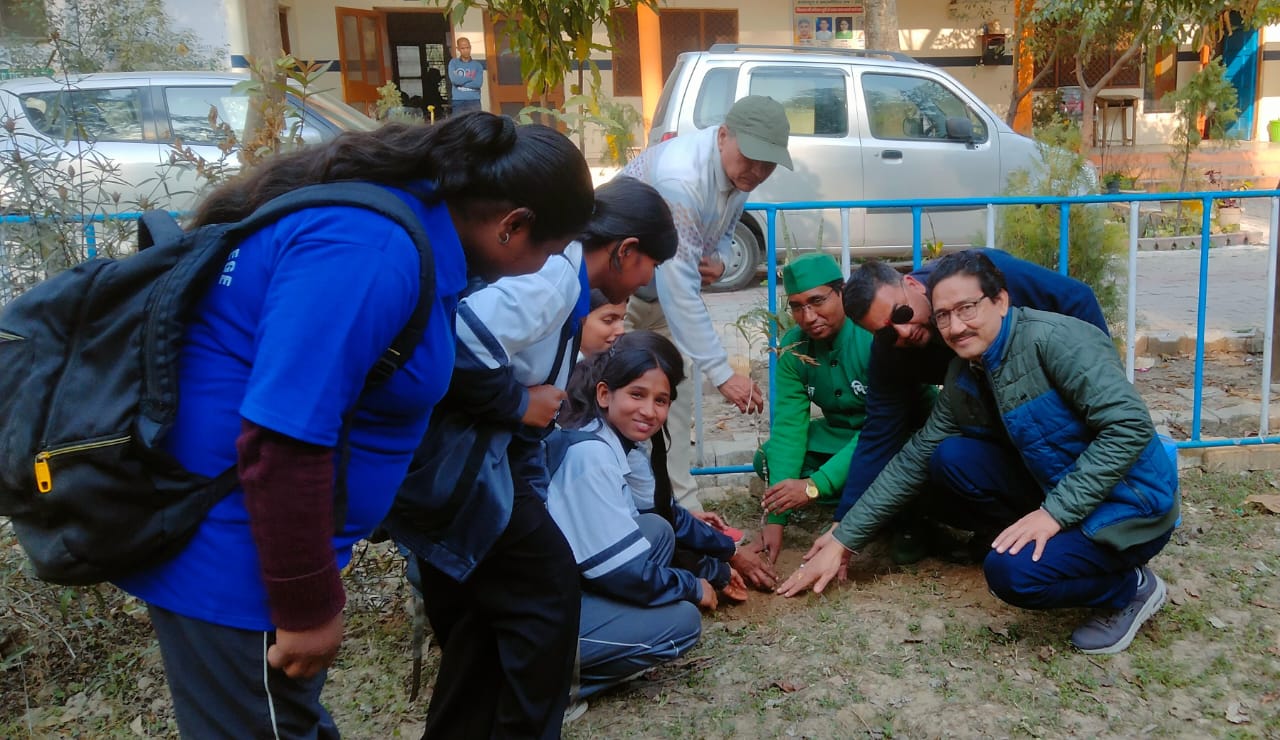 वैलेंटाइन डे पर रिश्तों के इजहार में धरती को दिया पौधों का उपहार