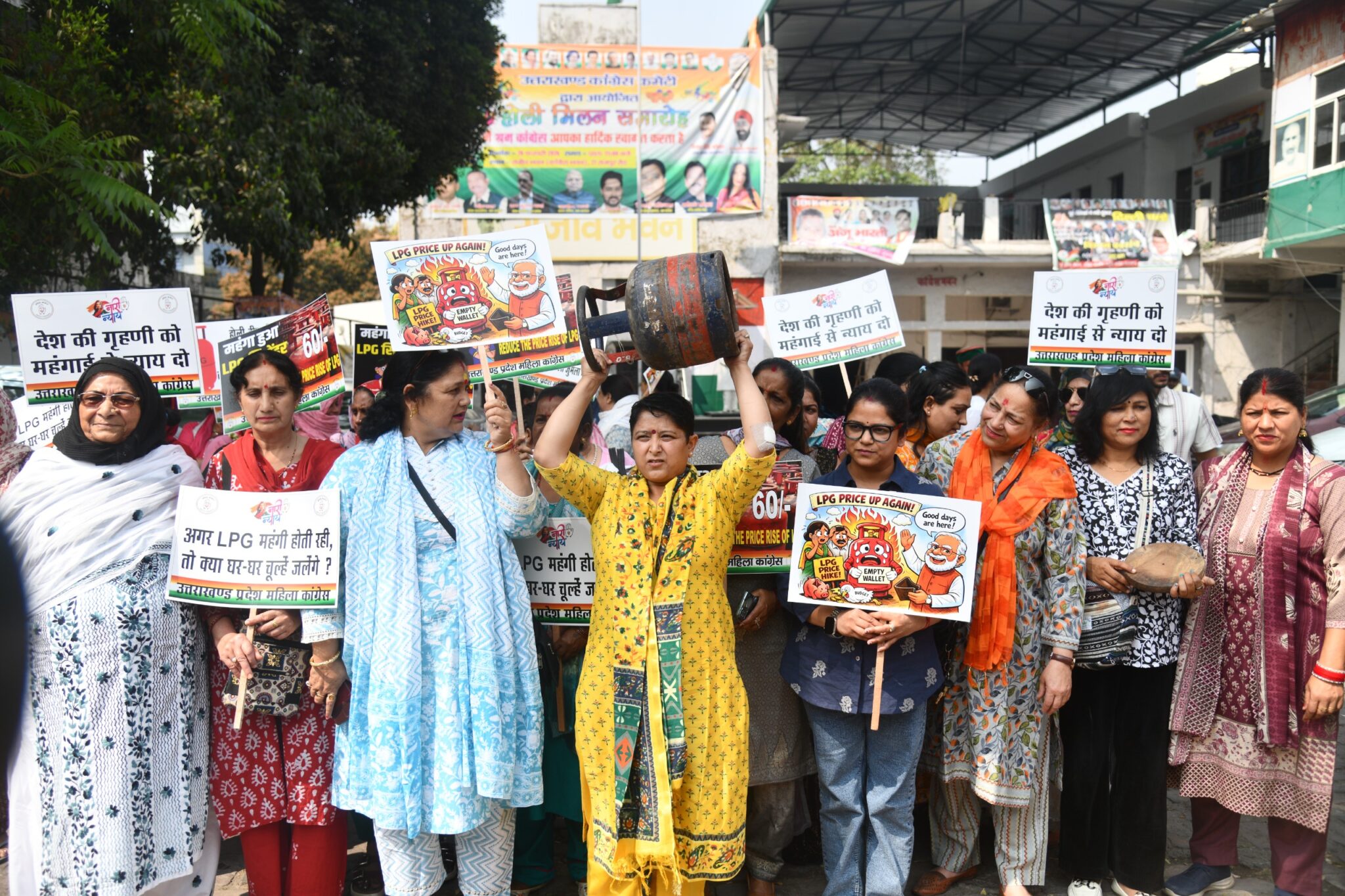 गैस सिलेंडर के बढ़ते दामों के विरोध में महिला कांग्रेस का अनोखा प्रदर्शन,