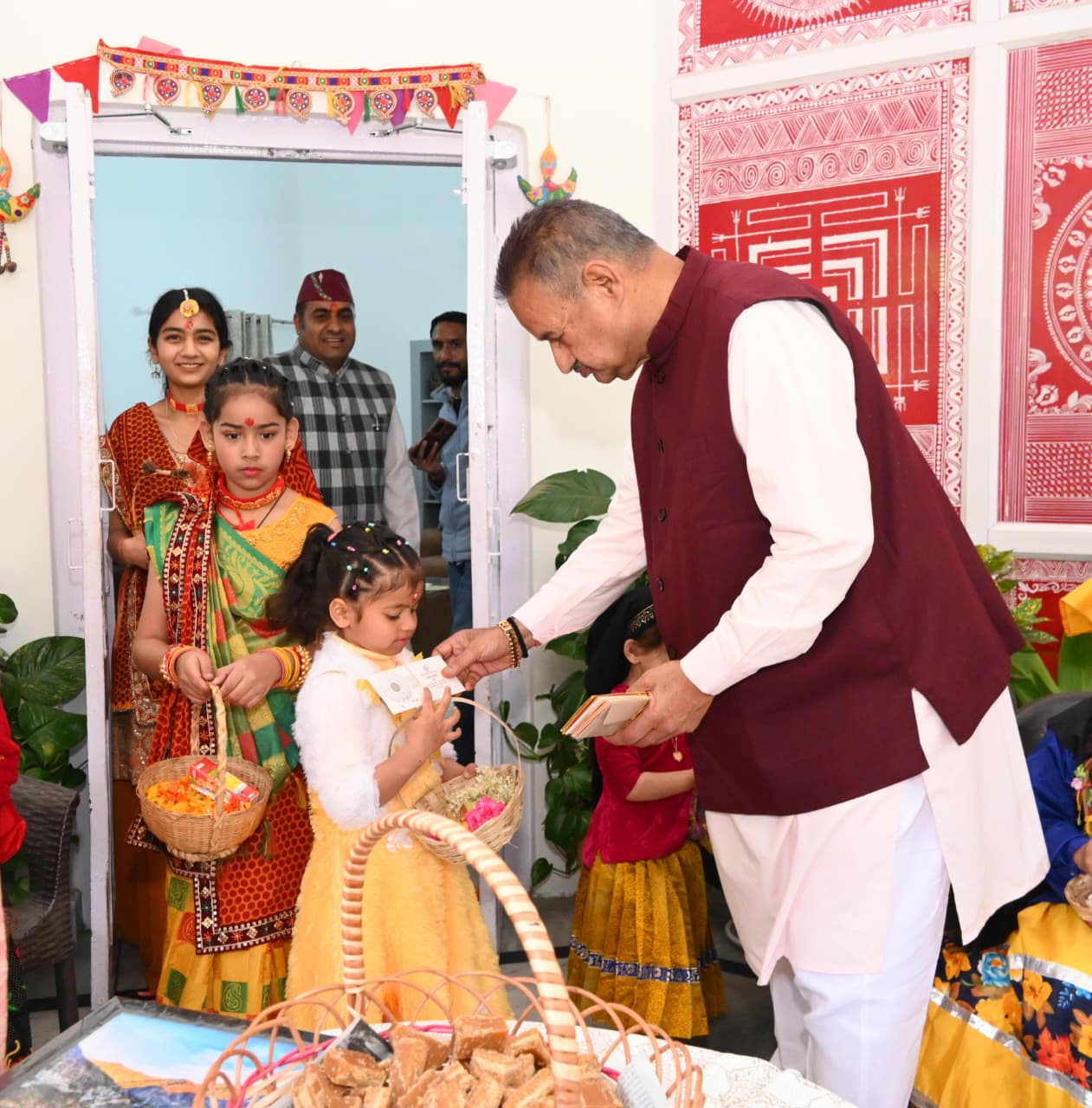 कृषि मंत्री गणेश जोशी ने परिवार संग मनाया लोक पर्व फूलदेई