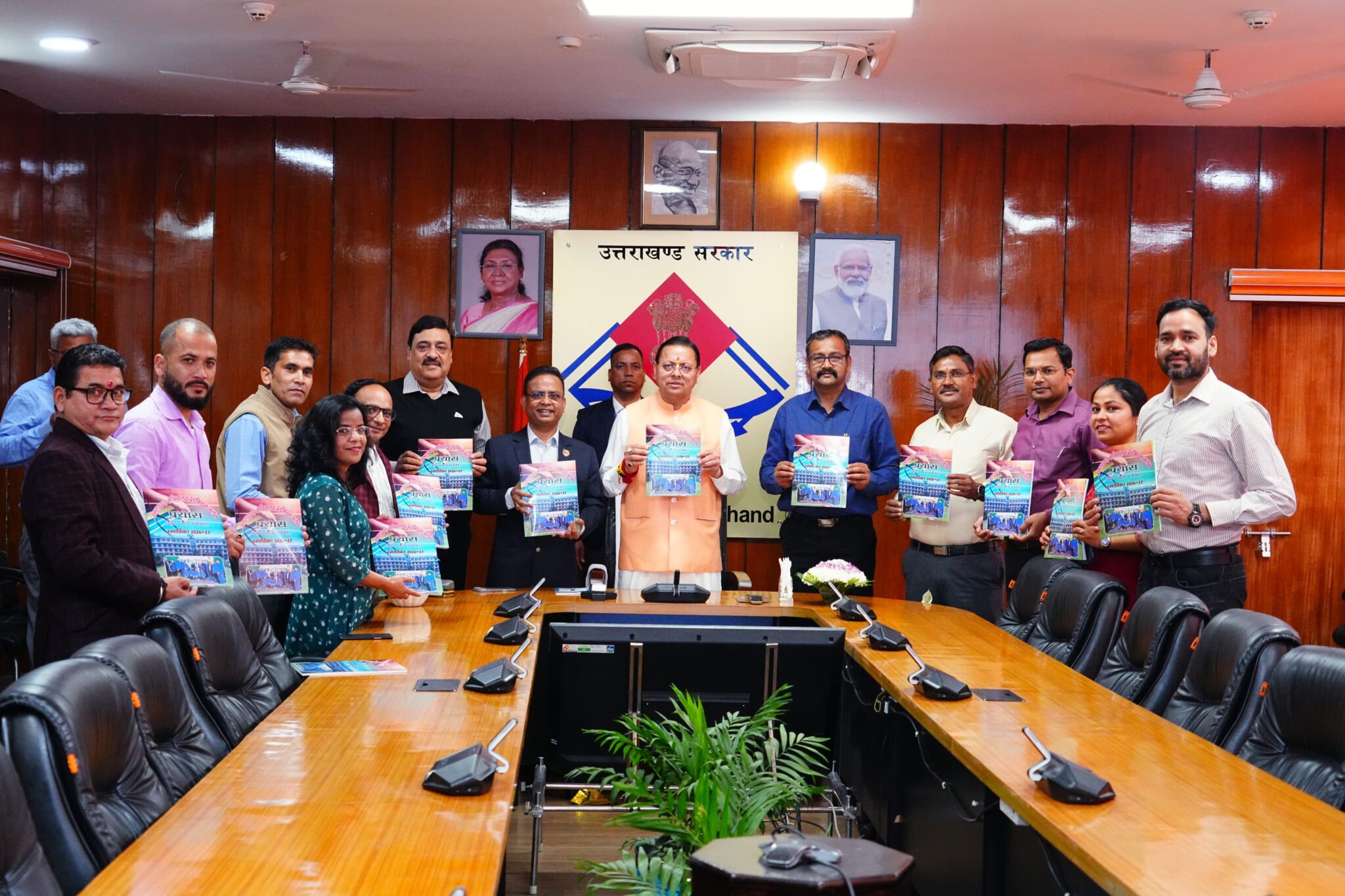 धामी ने सचिवालय बैडमिंटन क्लब की स्मारिका “प्रयास बेहतर कल के लिए” का किया विमोचन