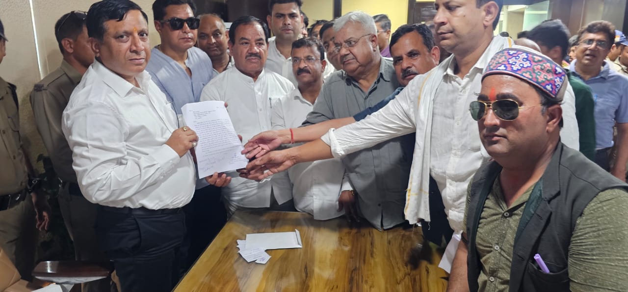 एमडीडीए कॉलोनी चंदर रोड की समस्याओं को लेकर पूर्व मंत्री ने दिया ज्ञापन