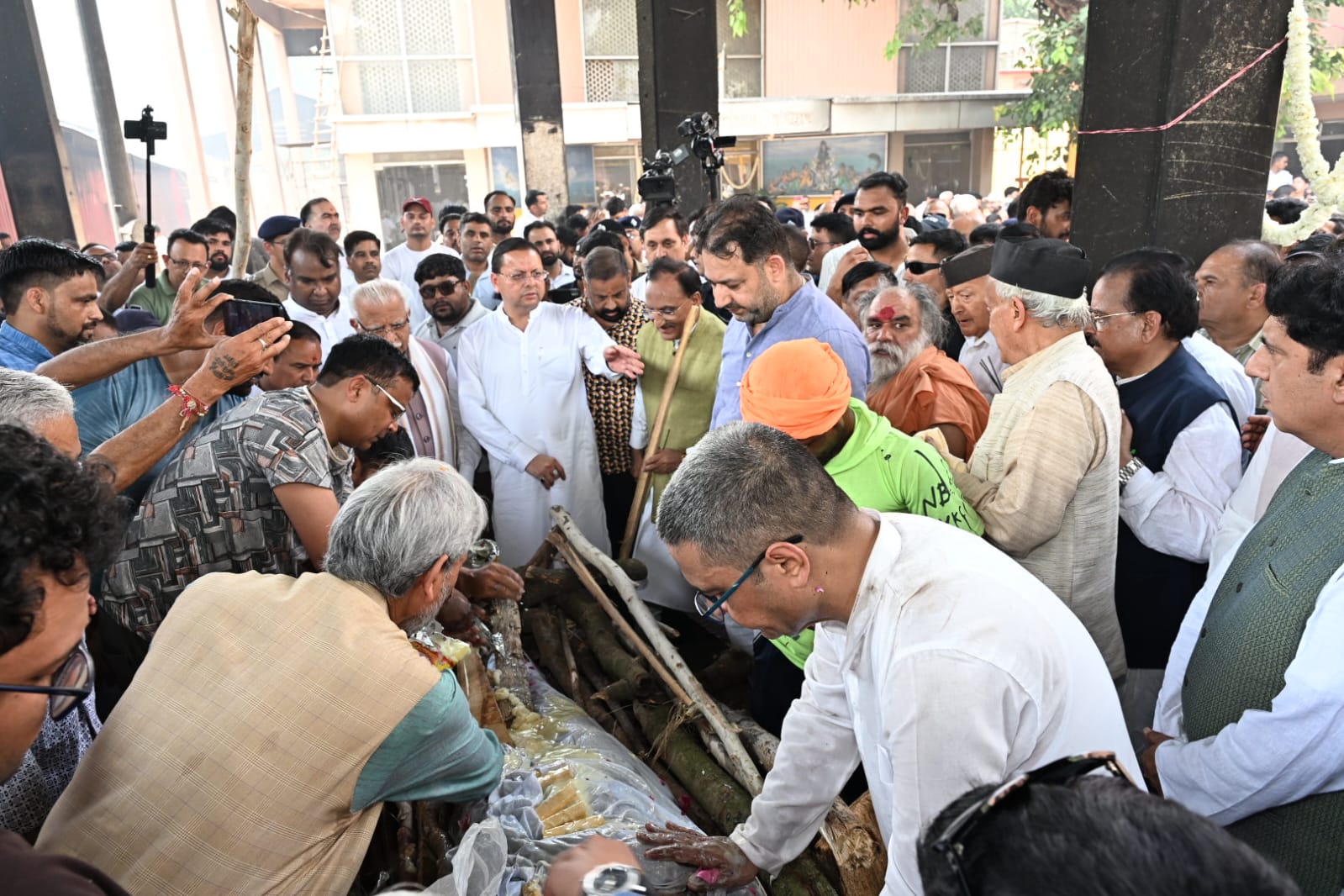 पूर्व मुख्यमंत्री भुवन चंद्र खंडूड़ी की अंतिम यात्रा में उमड़ा जनसैलाब