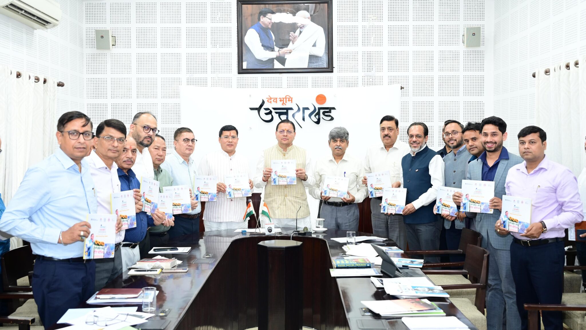 मुख्यमंत्री पुष्कर सिंह धामी ने ‘सौर जागरूकता स्मारिका पुस्तिका’ का किया विमोचन