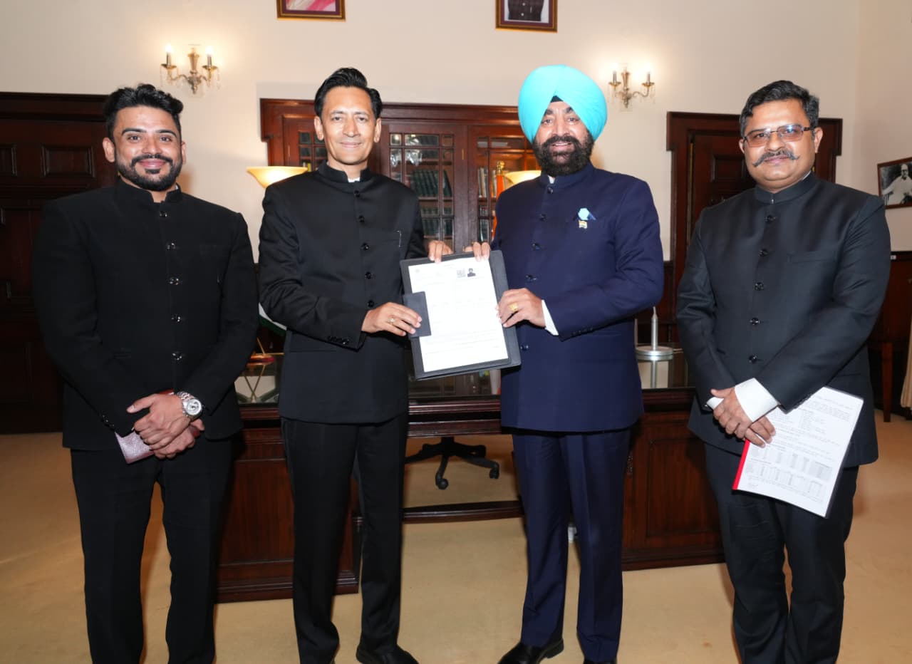 राज्यपाल गुरमीत सिंह को सौंपा गया गणना फॉर्म