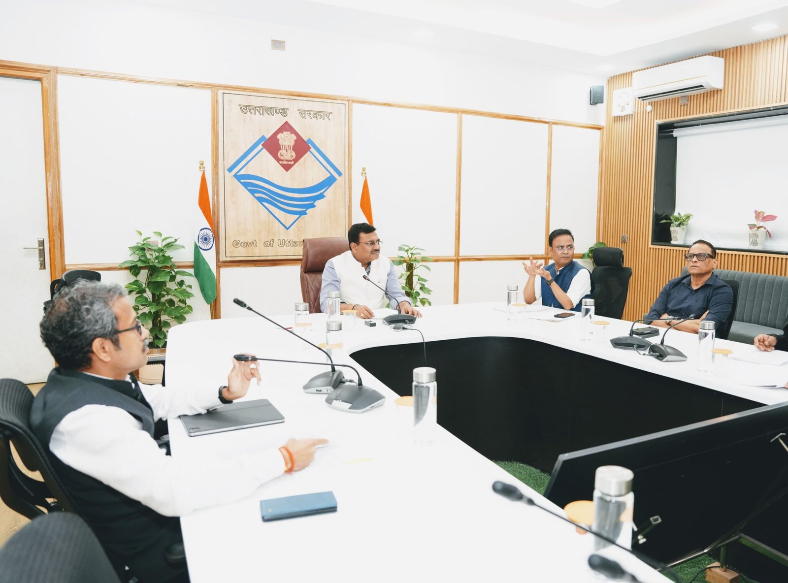 मुख्य सचिव ने सोलर आधारित पेयजल योजनाओं और परियोजनाओं में लागत नियंत्रण पर दिए सख्त निर्देश