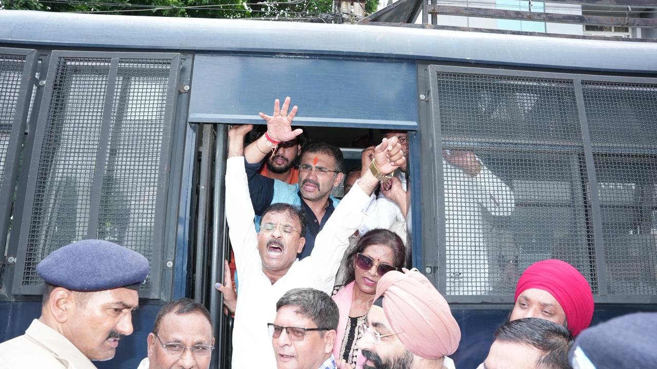 महेंद्र भट्ट के आवास का घेराव करने पहुंचे कांग्रेस कार्यकर्ता, पुलिस ने हिरासत में लिया