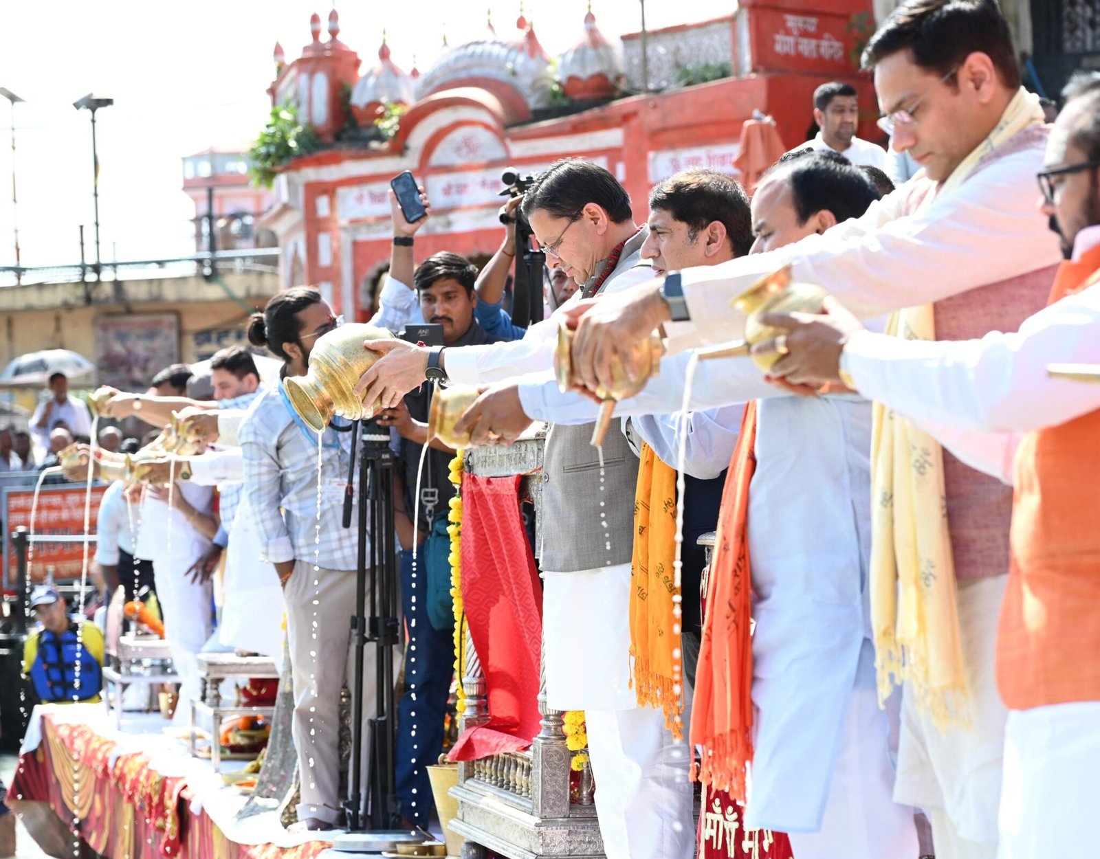 प्रधानमंत्री मोदी के सार्वजनिक जीवन के 25 वर्ष पूरे होने पर मुख्यमंत्री धामी ने हरकी पैड़ी पर किया गंगा पूजन