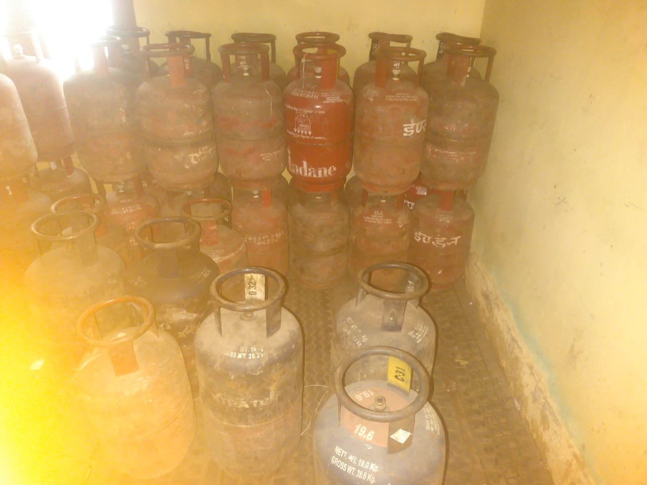 घरेलू गैस के दुरुपयोग पर छापेमारी, 94 सिलेंडर जब्त